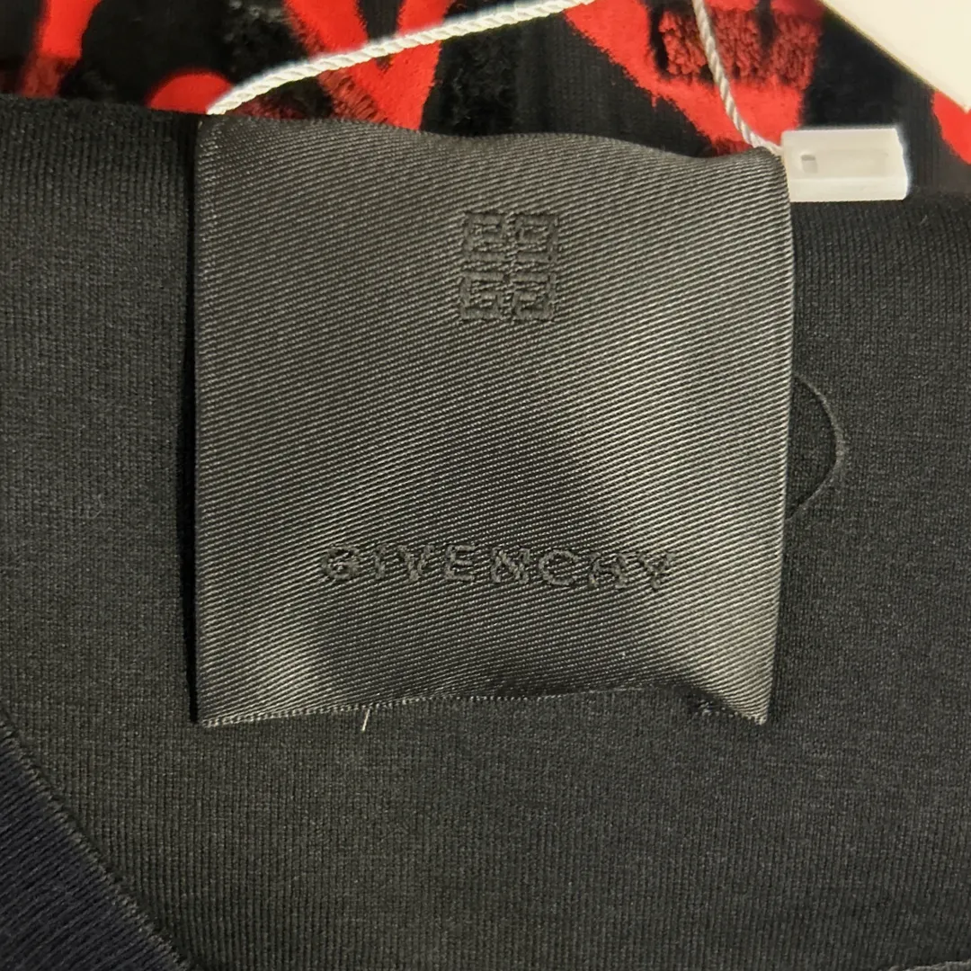 Givenchy men's black cotton t-shirt with heart motif